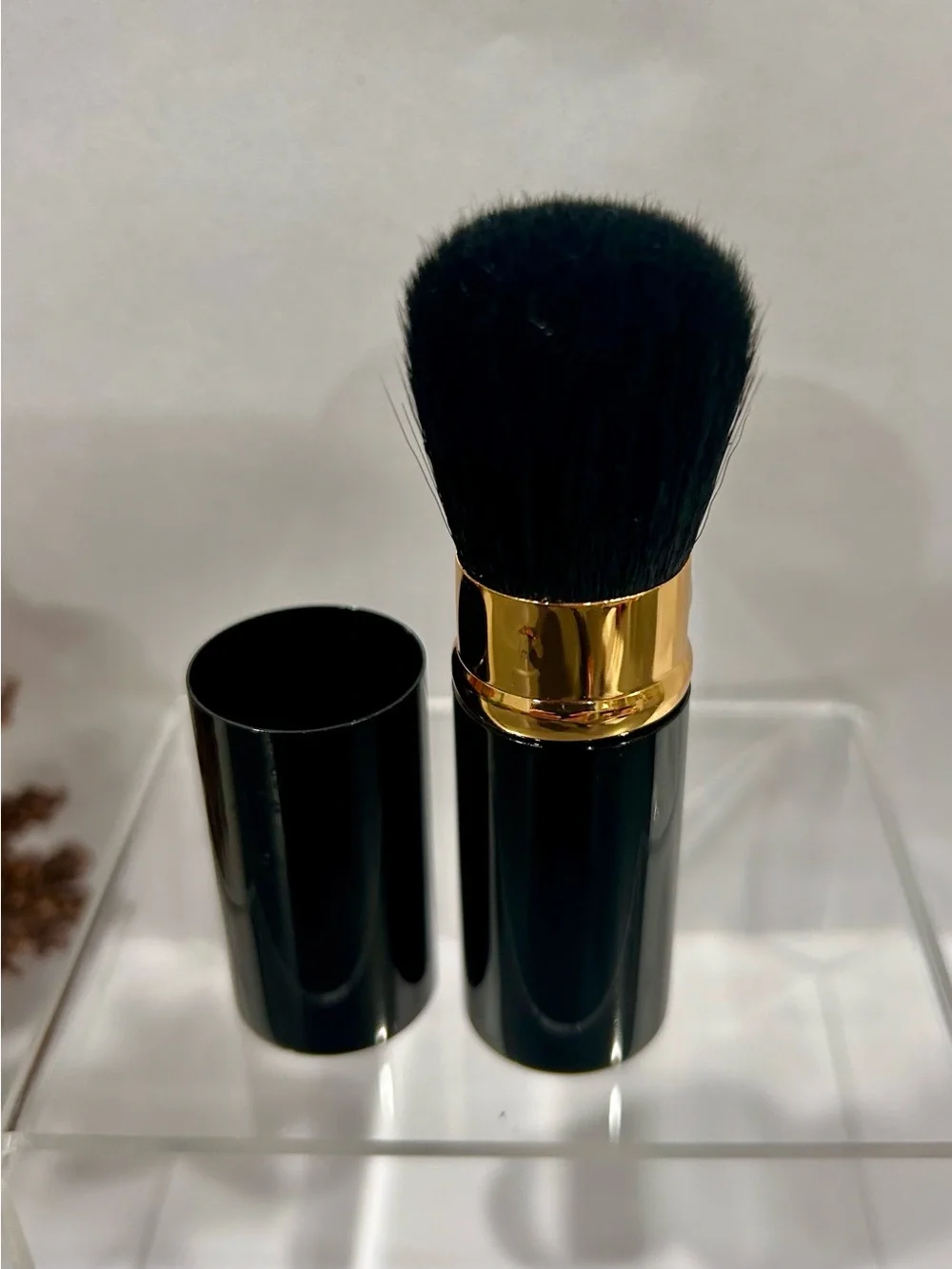 Retractable Makeup Brush in Gold and Black - Travel-Friendly Face Brush
